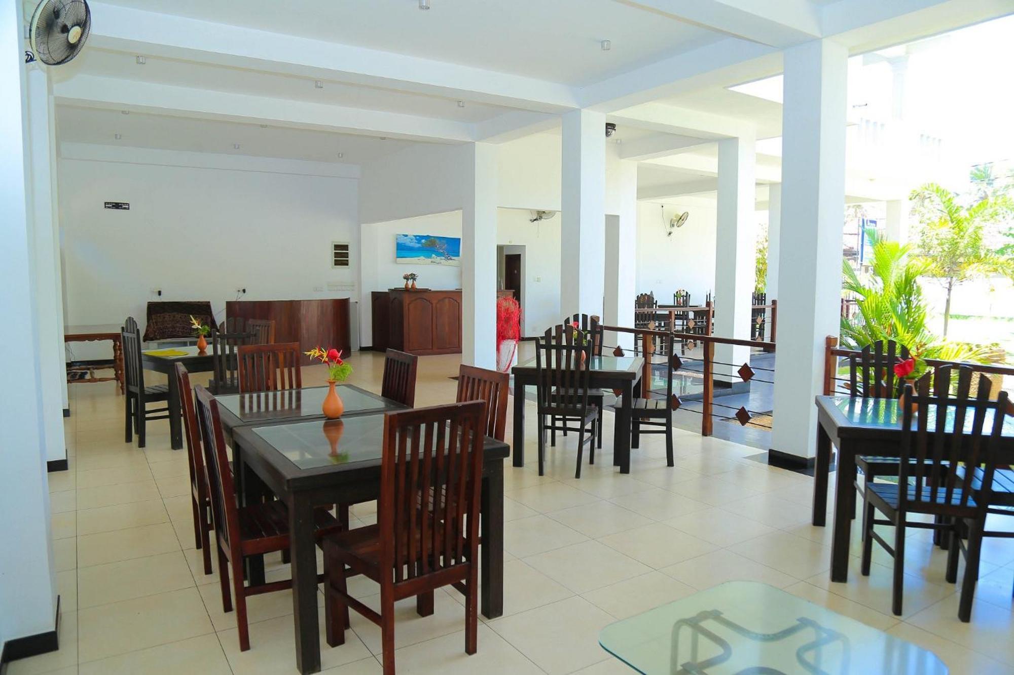 Aurora Hotel Hikkaduwa Buitenkant foto