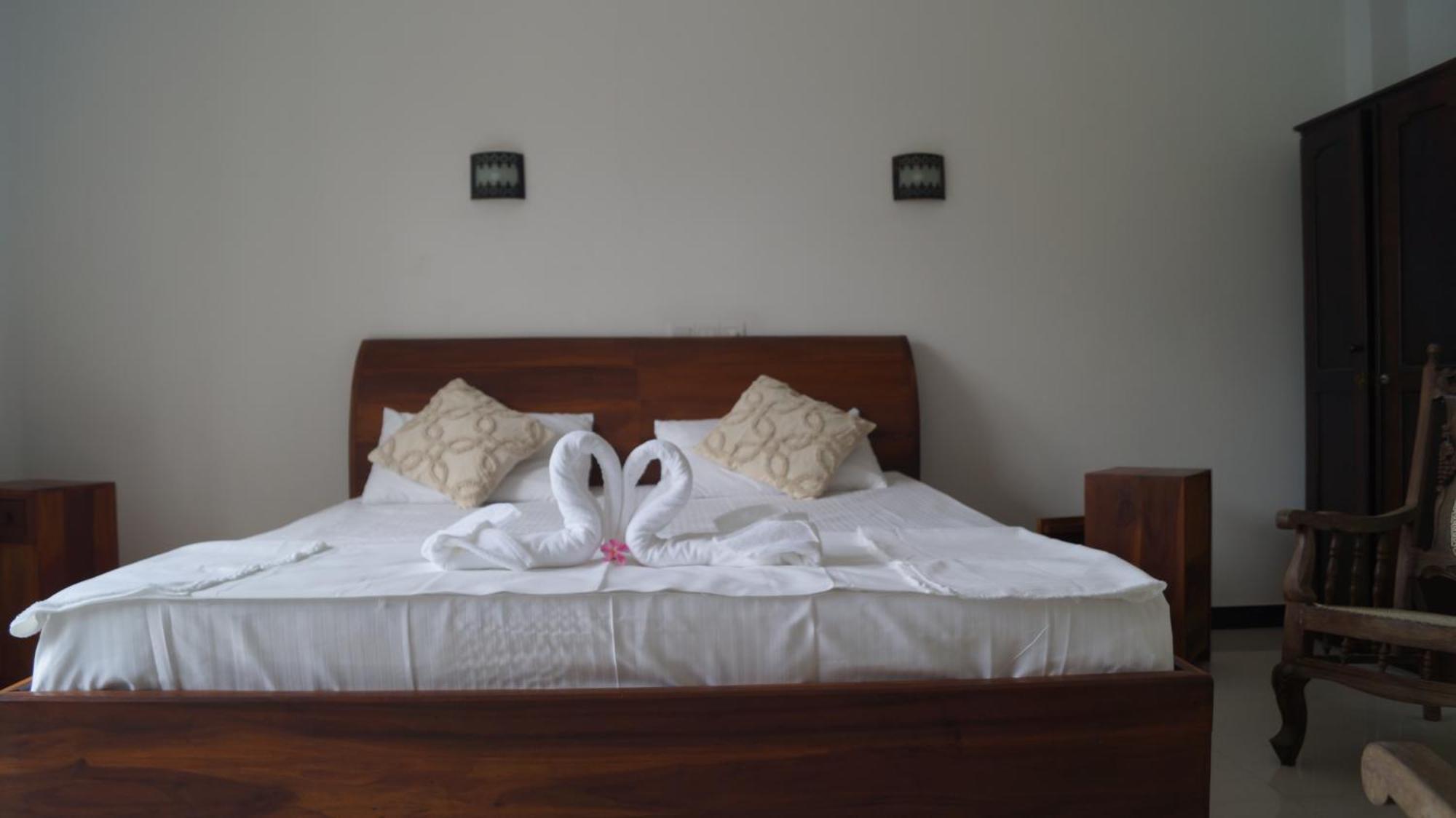 Aurora Hotel Hikkaduwa Buitenkant foto
