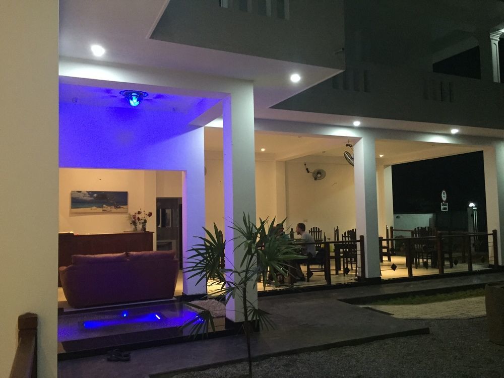 Aurora Hotel Hikkaduwa Buitenkant foto