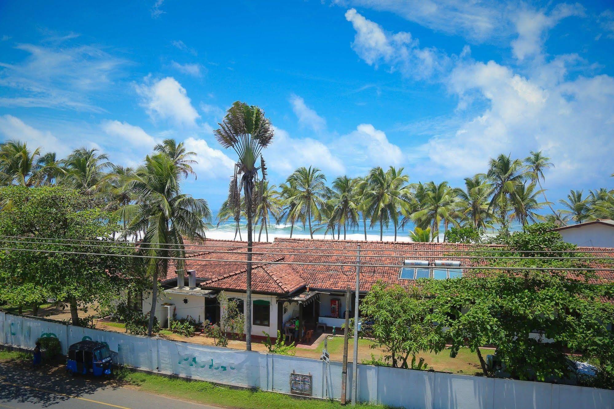 Aurora Hotel Hikkaduwa Buitenkant foto