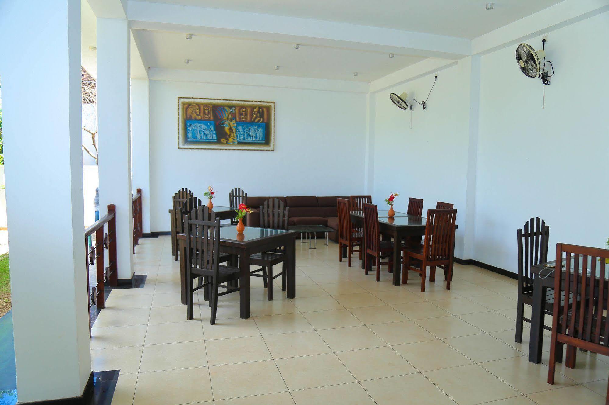 Aurora Hotel Hikkaduwa Buitenkant foto