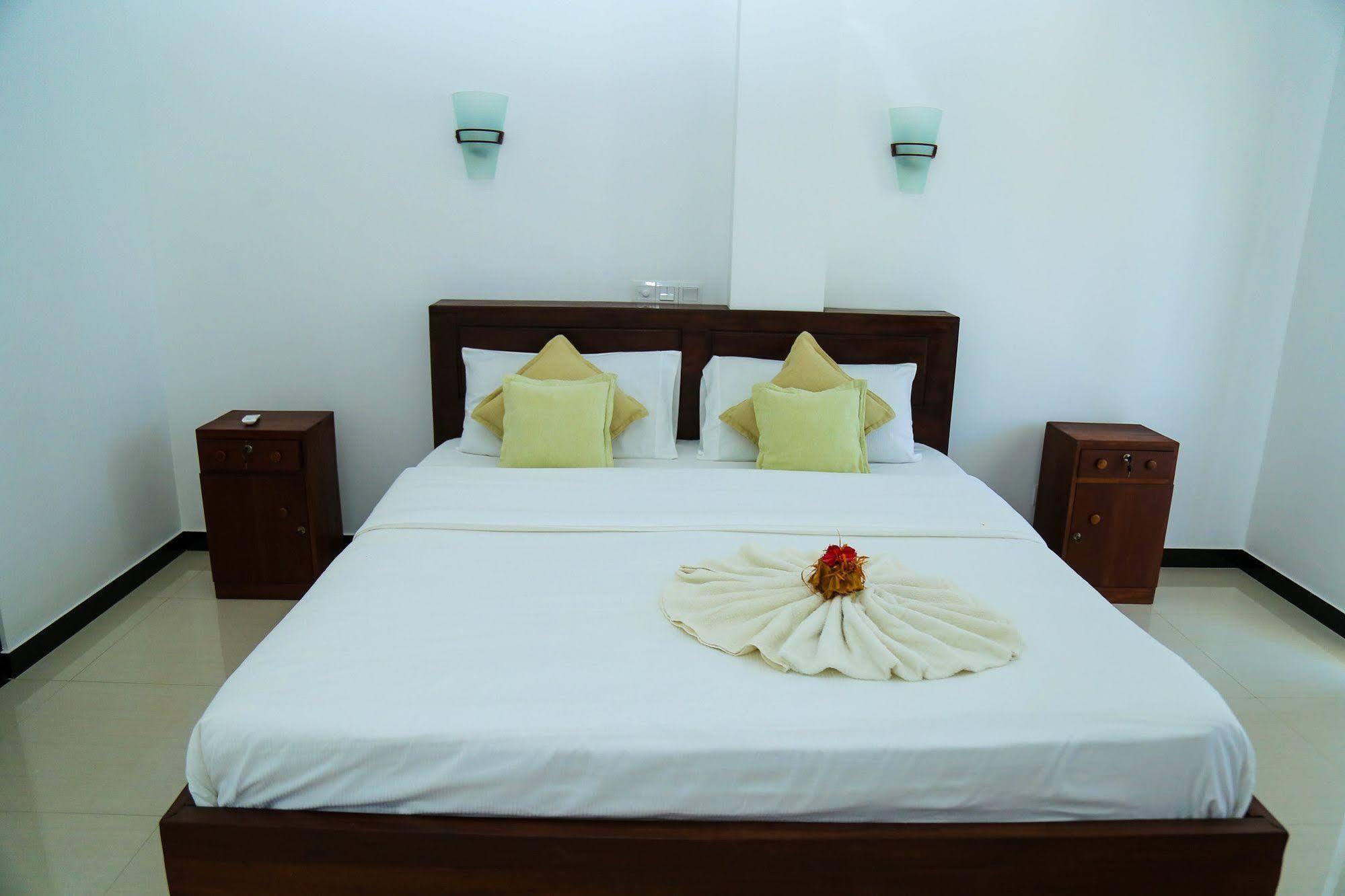 Aurora Hotel Hikkaduwa Buitenkant foto
